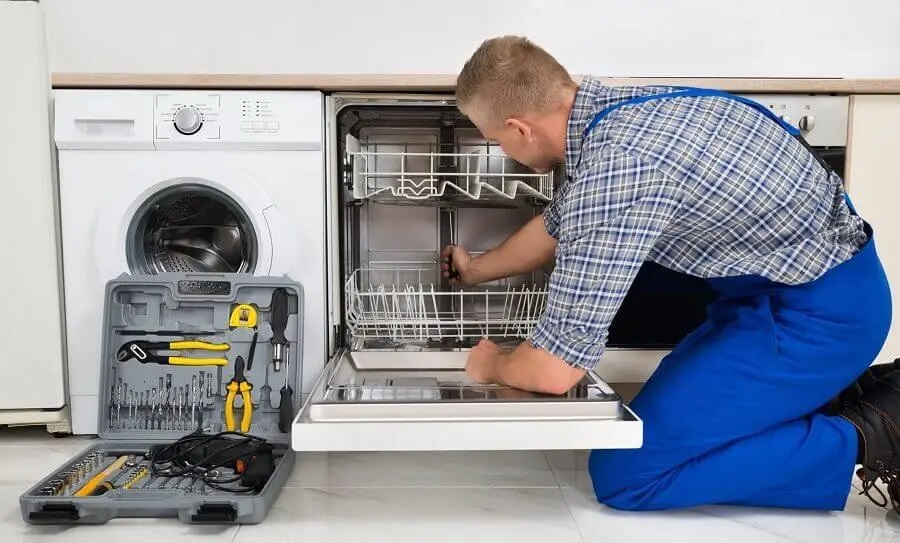 Gümüşova Siemens servisi teknisyen ekibi beyaz eşya tamiri yaparken
